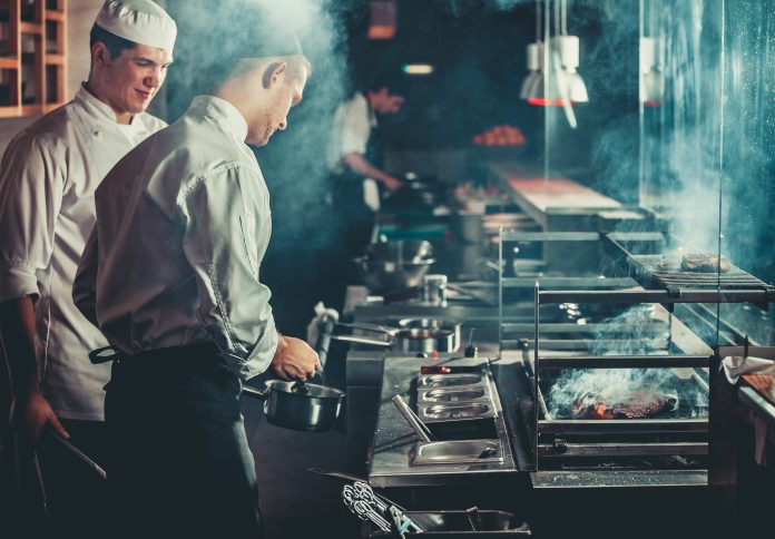 Des cuisiniers en train de cuire de la nourriture
