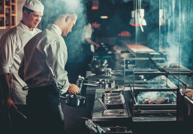 Des cuisiniers en train de cuire de la nourriture