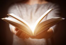 Livre tenu dans des mains