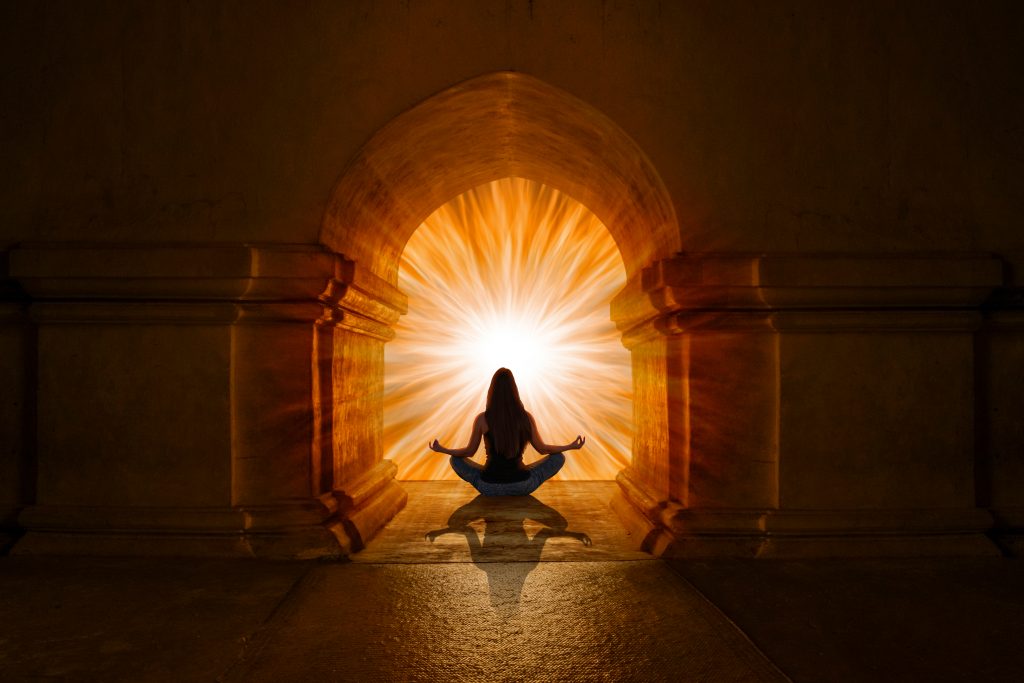 Femme méditant dans une porte de Lumière