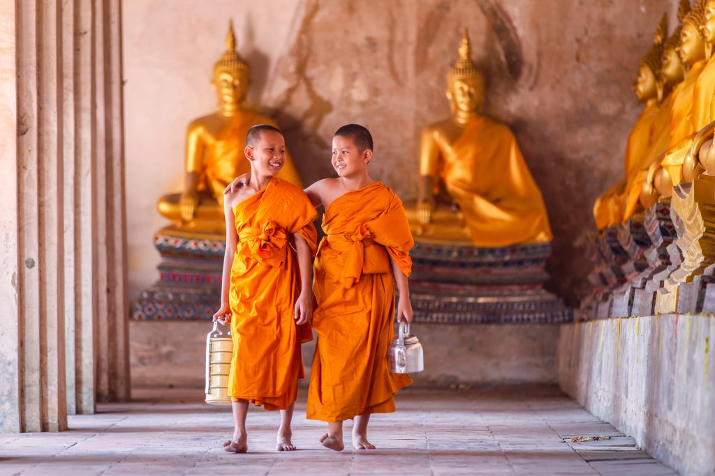 2 jeunes moines bouddhiste dans un Temple