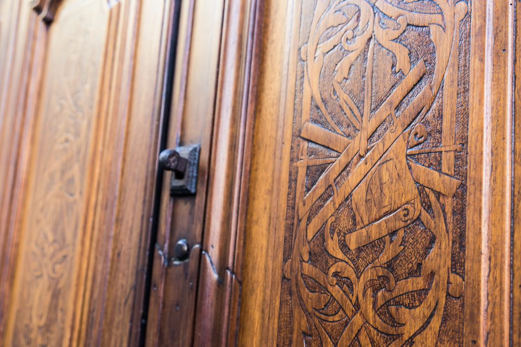 Porte du Temple Maçonnique, sur les parvis