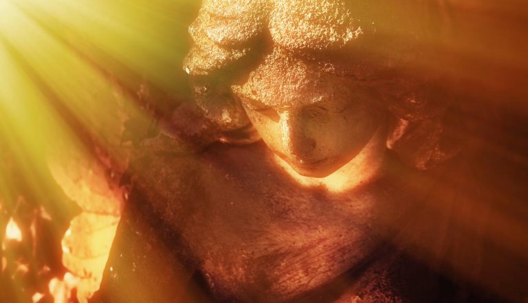 Statue d'un ange vue du dessus avec rayons