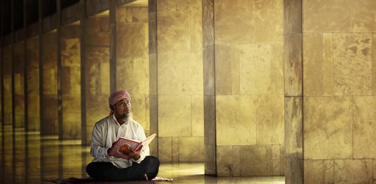 Homme seul musulman en lecture