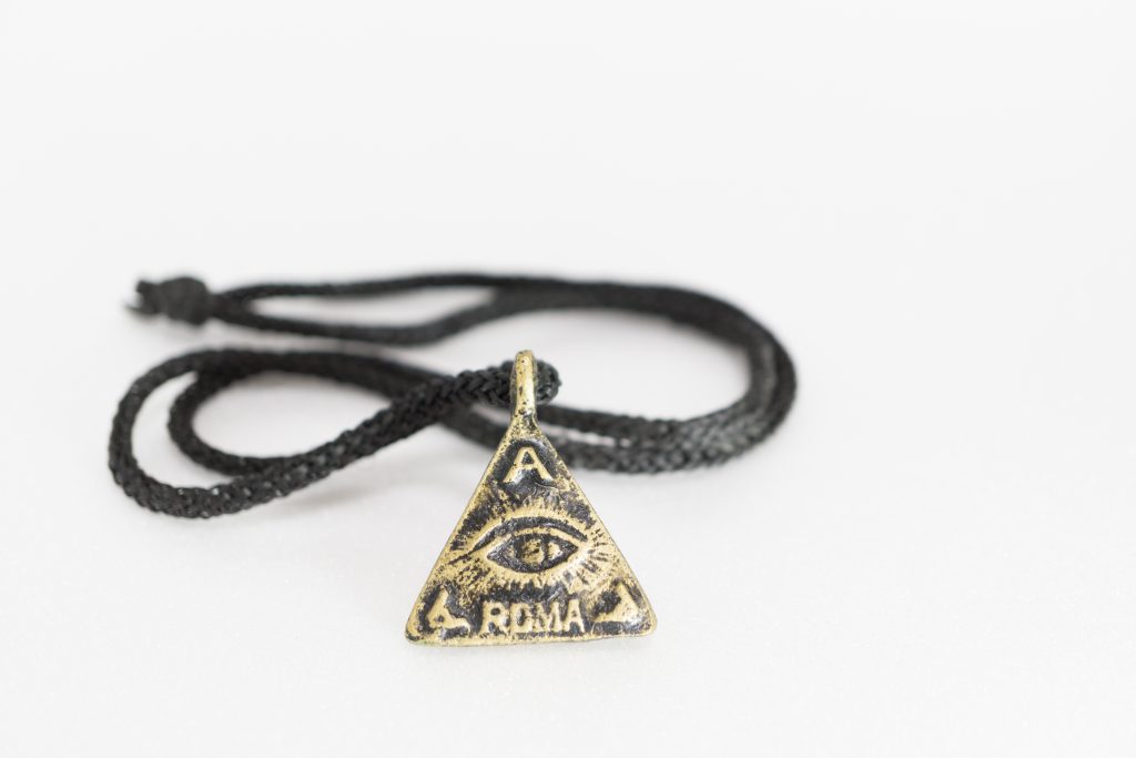 un collier avec un triangle