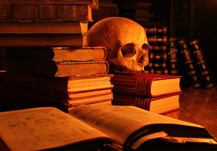 Crâne et vieux livres sur une table