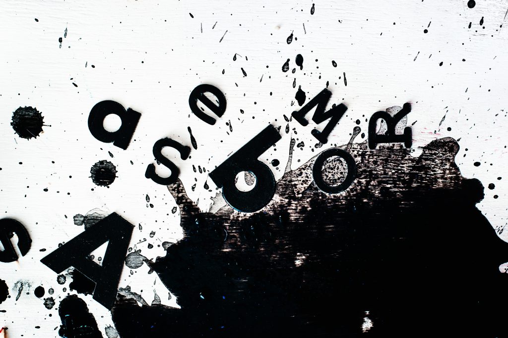 Lettres de l'alphabet sortant d'une tâche