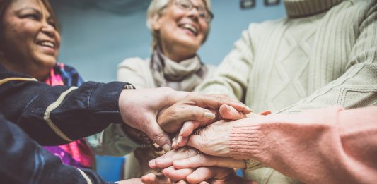 Plusieurs personnes les mains liées
