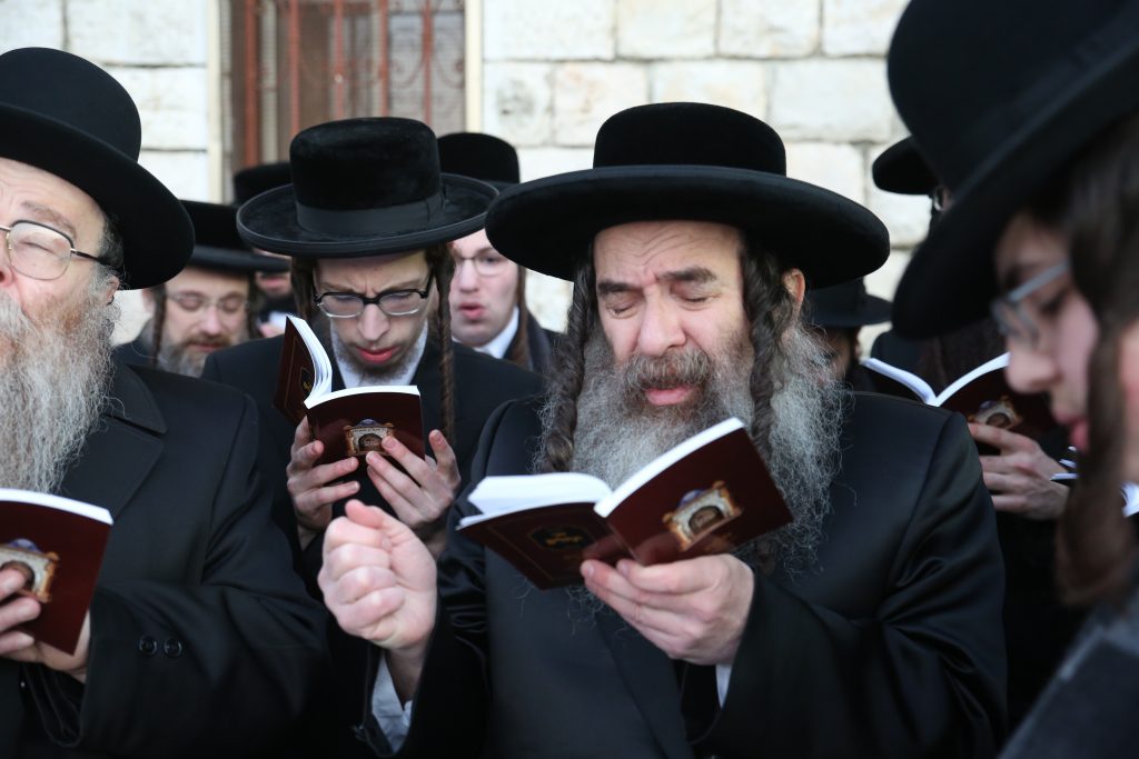 Rabbins en prière en Israël