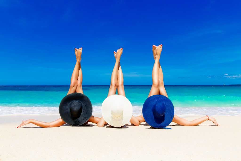 Trois jeunes femmes à la plage
