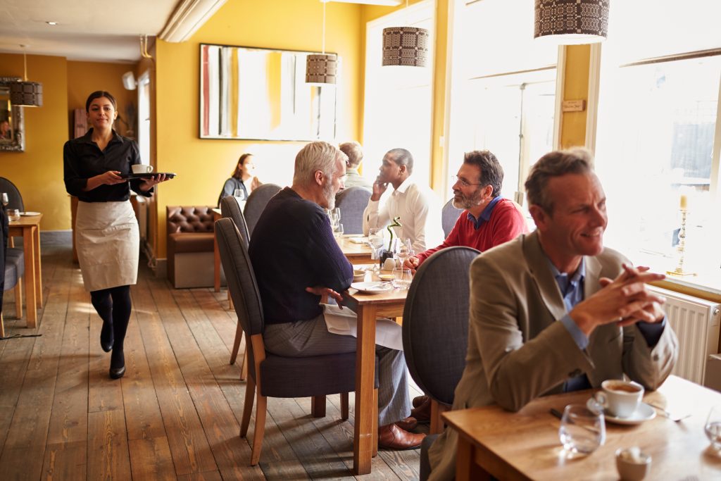 intérieur de restaurant avec client et serveuse