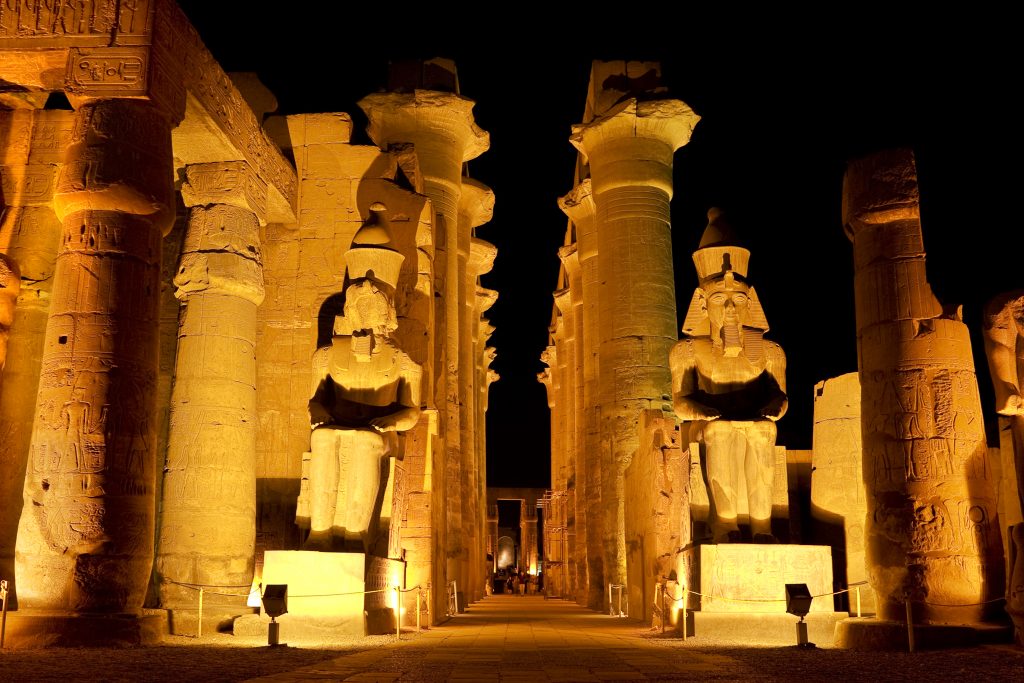temple égyptien illuminé