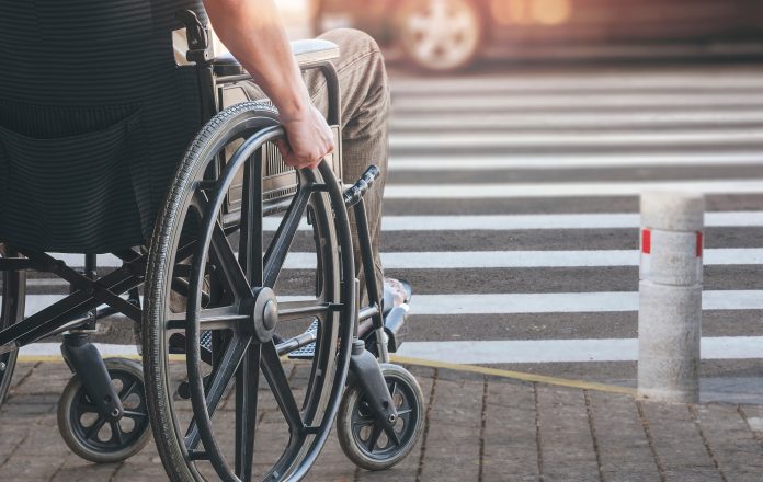 Homme en fauteuil roulant se préparant à traverser