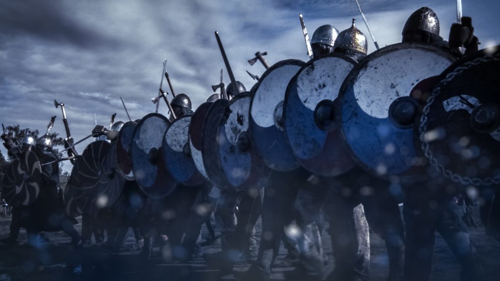 soldats du moyen-âge avec épées et boucliers
