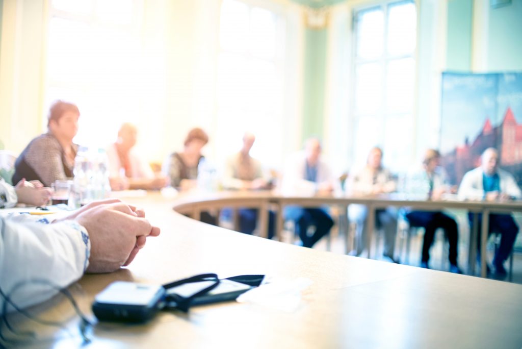 Personnes en réunion à table, conférence