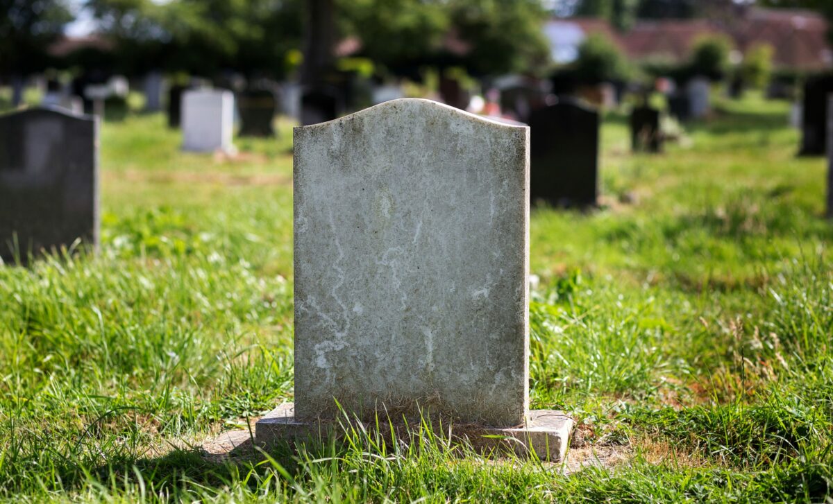 Pierre tombale dans un cimetière