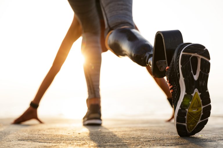Jambe artificielle d'handicapé qui prend le départ d'une course