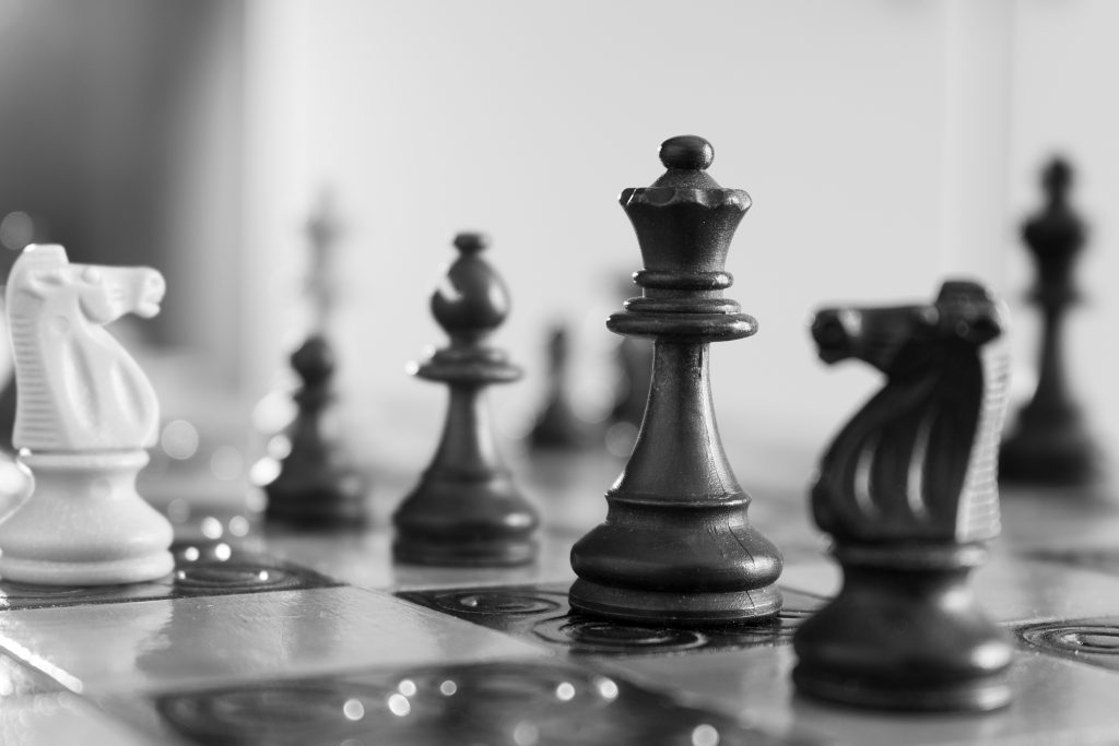 Pièces d'échec sur un échiquier