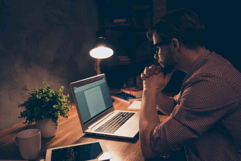 Ecrivain devant son ordinateur au bureau