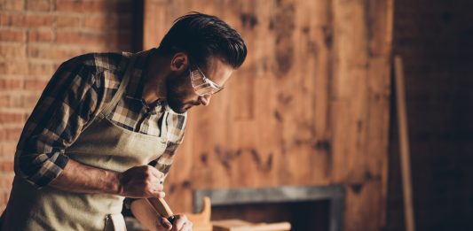 Portrait d'un menuisier