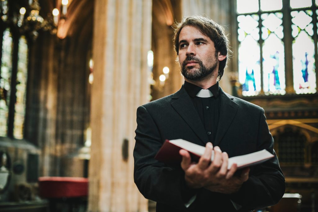 Prêtre dans son église