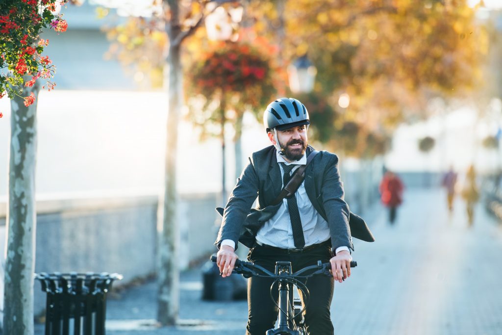 Homme barbu en vélo par beau temps