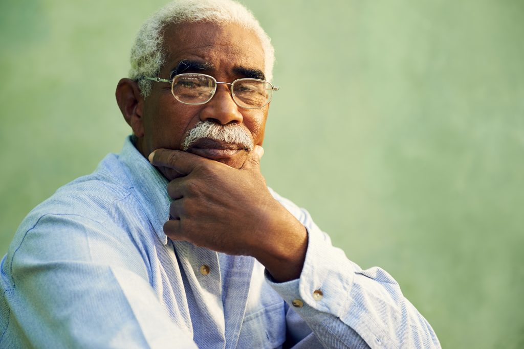 Homme âgé pensif