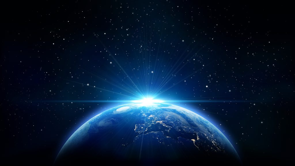Galaxie, vue de la terre, planète bleue avec le soleil derrière