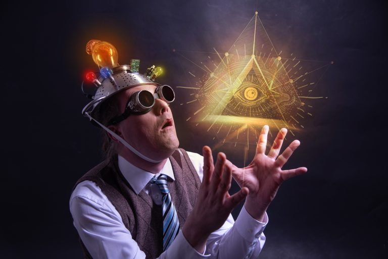 Illuminé qui voit une pyramide en hollograme