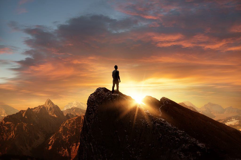 Personne seule au sommet d'une montagne