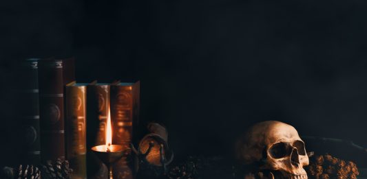 Un crane, des os, avec des livres - VITRIOL