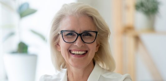 Femme mûre cheveux blanc, souriante