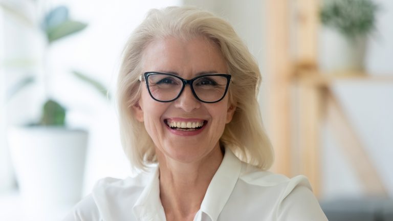 Femme mûre cheveux blanc, souriante
