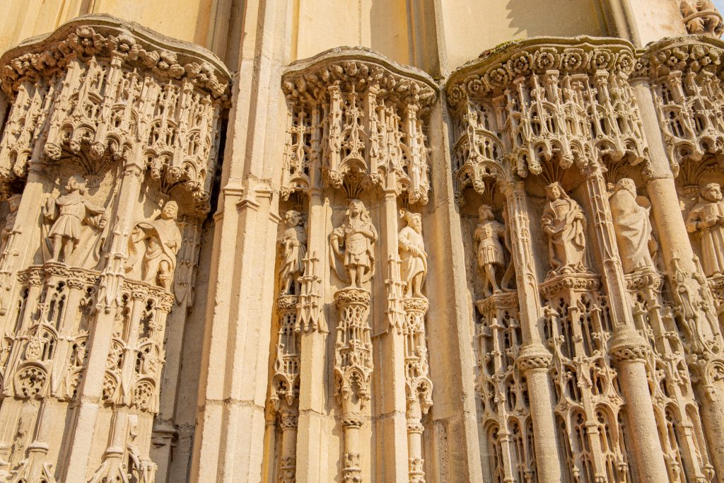 Colonnes sculptées église ou cathédrale