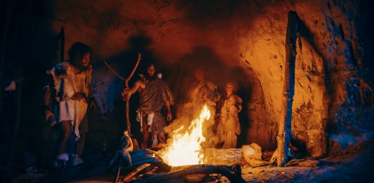 Tribu préhistorique dans une grotte