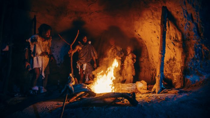 Tribu préhistorique dans une grotte