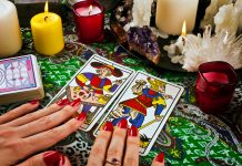 Table de voyante avec 2 cartes de Tarot