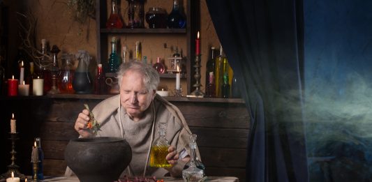 Vieil alchimiste dans son laboratoire