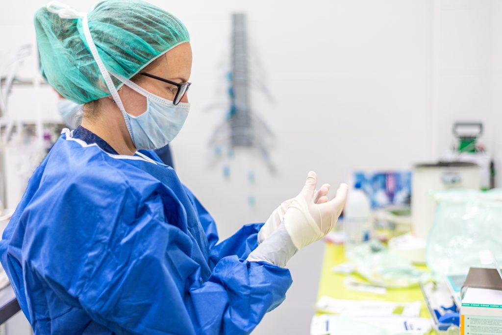 Infirmière totalement gantée et protégée en laboratoire