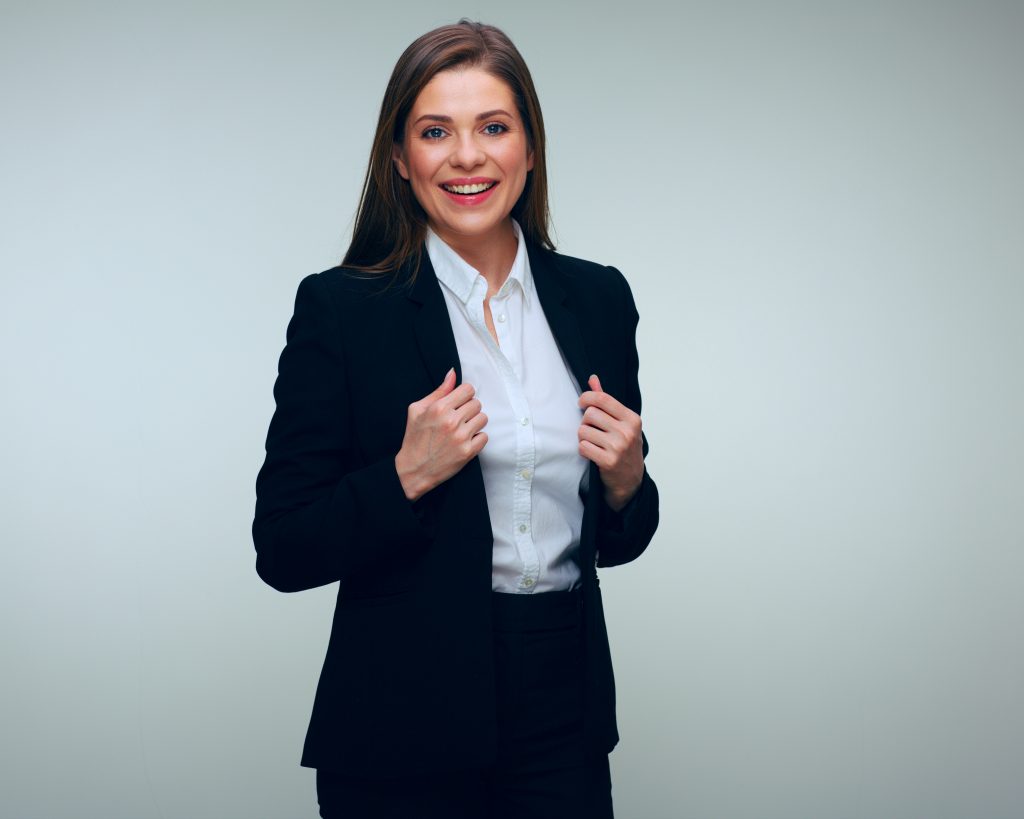 Jeune et belle femme brune en costume