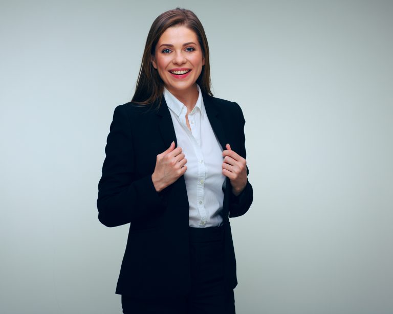 Jeune et belle femme brune en costume