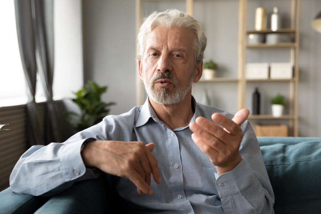 Homme mûr explicatifs et informateur