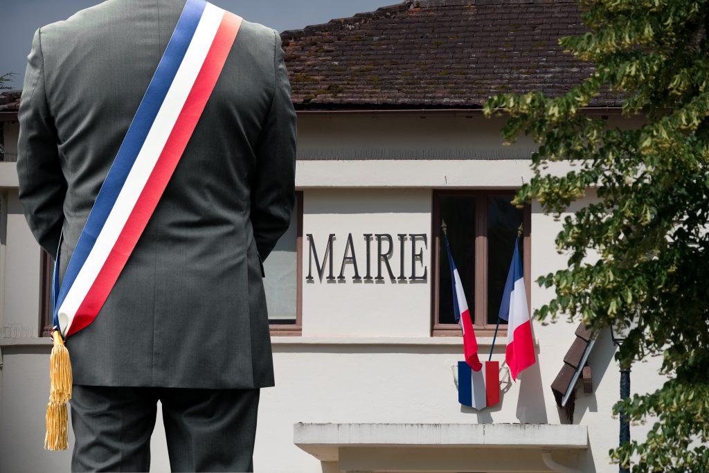 Monsieur le Maire devant sa Marie