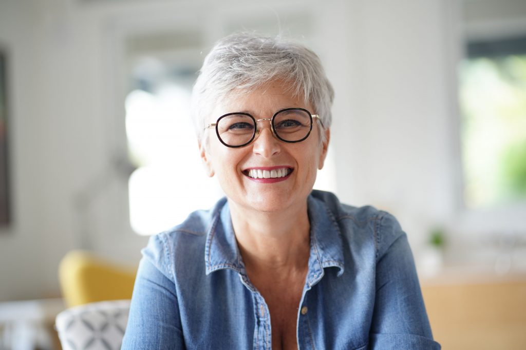 Femme d'âge mûr souriante