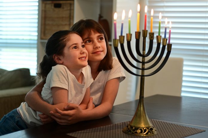 2 petites filles juives devant une Menorah