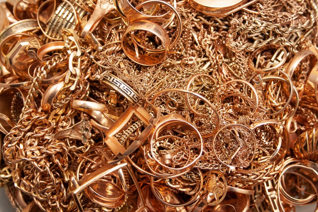 Tas de bijoux en or en vrac