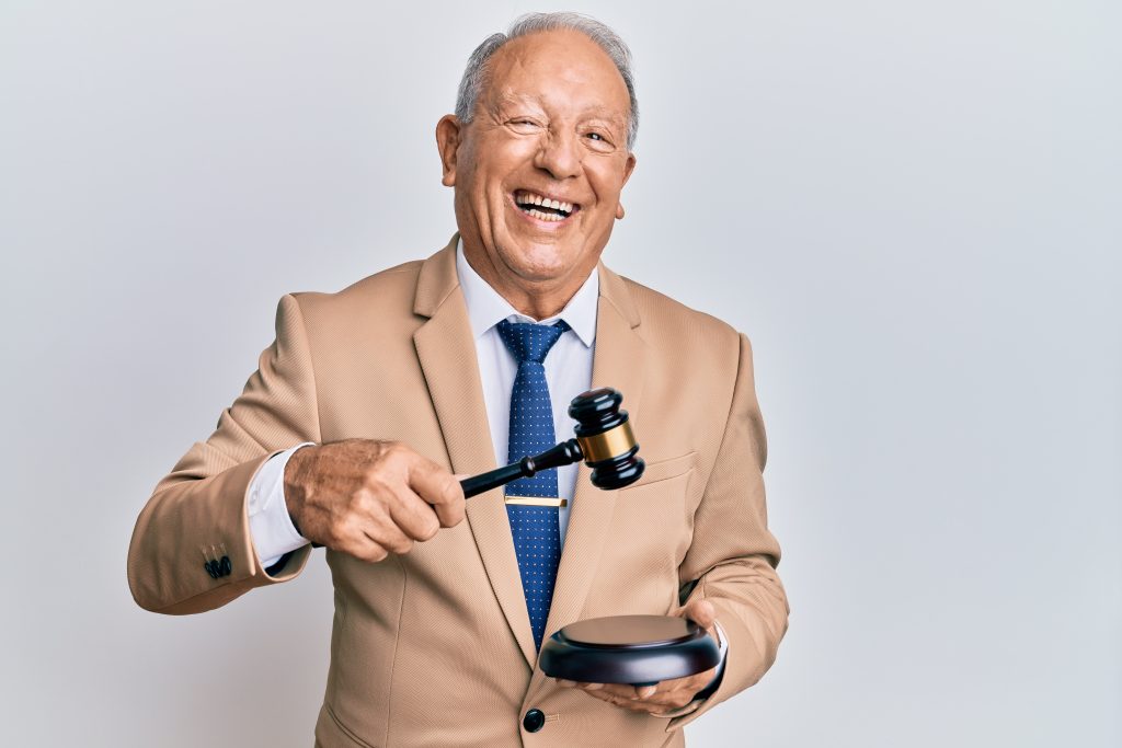 Homme âge mur avec un maillet à la main