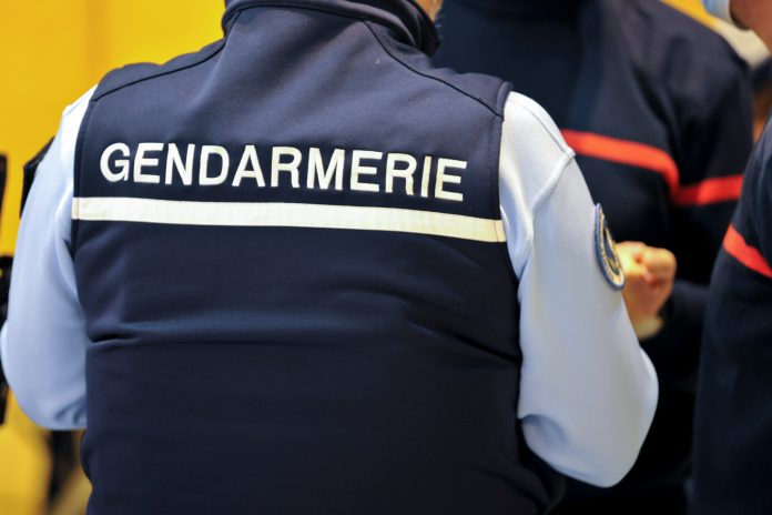 Gendarme français de dos