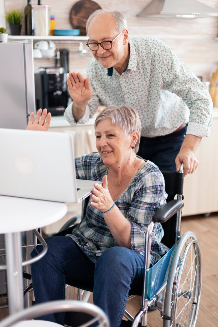 Femme handicapée en fauteuil roulant avec son mari