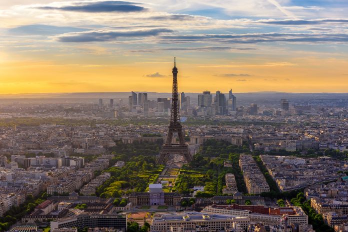 Vue aérienne de la Tour Eiffel et Champs de Mars